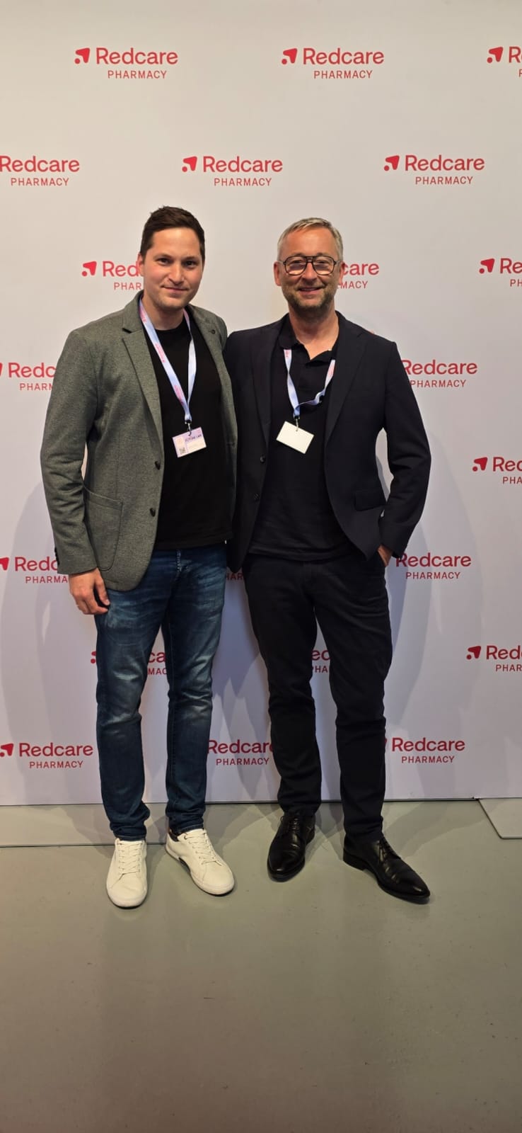 Gernot Prasser, Geschäftsführer von Jonelia Health, mit dem Redcare-CEO bei einer Veranstaltung von Redcare Pharmacy.